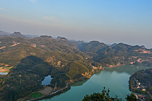 山,丹霞,河流,蓝天,黄昏,大气,田野,水电站,村庄,驴友,旅行,地质公园,丹霞地貌,绿色,灌木,树,草,水潭,素材,平面设计