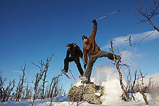 滑雪者,跳跃,石头,雪中
