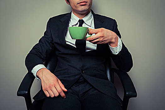 年轻,商务人士,坐,办公椅,喝咖啡