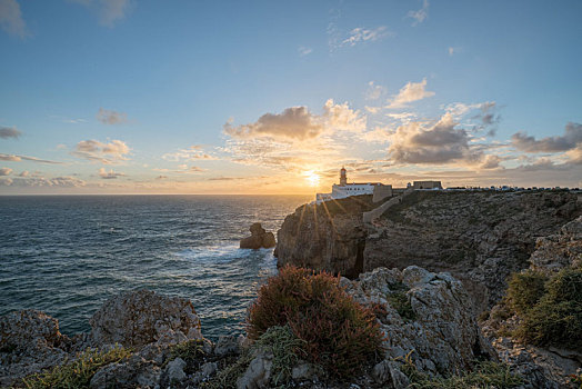 葡萄牙阿尔加维海岸线,葡萄牙南部最西端圣维森特角灯塔与黄昏落日风景