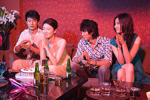 酒吧里的年輕人聚會