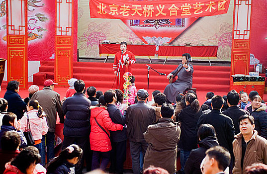 北京天桥庙会上的传统艺术表演