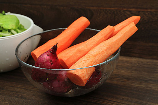 胡萝卜,蔬菜,摆放在,桌上,容器里