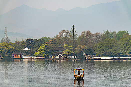 杭州西湖风光手摇船