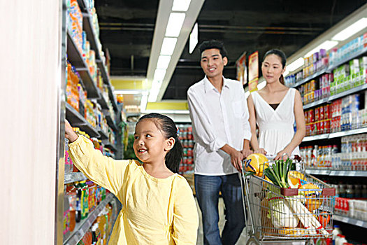快乐的三口之家在超市购物
