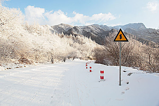 陕西秦岭分水岭公路雪景