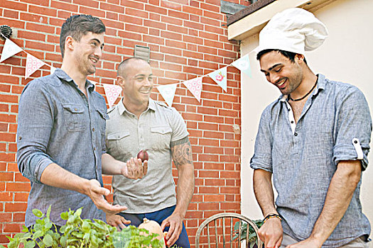 男性,朋友,讥笑,厨师帽,做饭,花园,烧烤