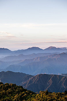 中国牛背山的山峦天空与云海