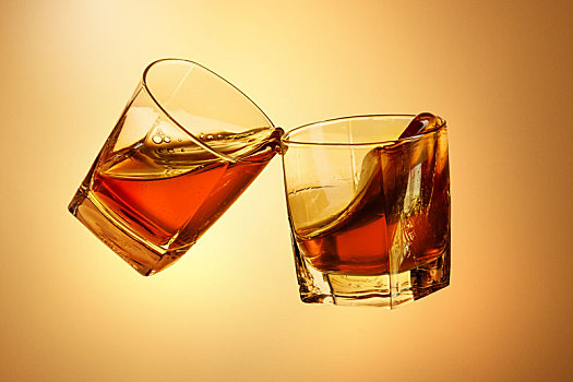两个,威士忌酒杯,碰杯,一起,褐色