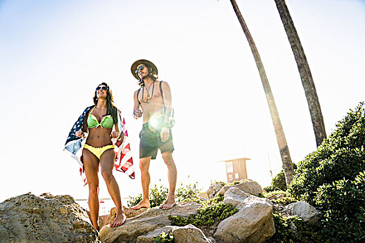 年轻,情侣,包着,美国国旗,向外看,石头,新港海滩,加利福尼亚,美国