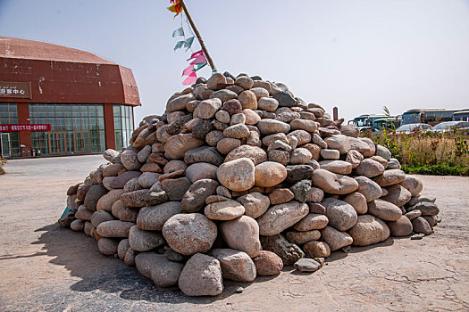 新疆温宿盐丘国家地质公园游客中心玛尼堆