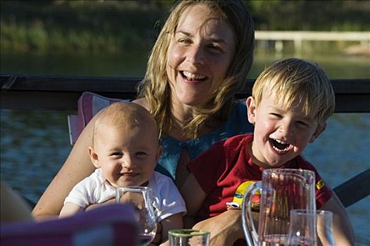 女人,两个孩子,吃,户外,瑞典