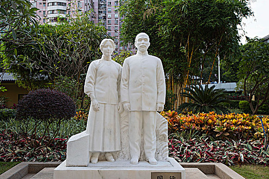 孙中山夫妇雕像