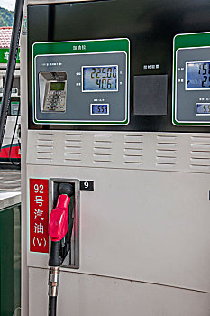 重庆至长沙g5518高速公路上的加油站