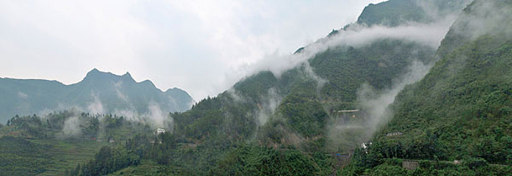雨中巫山的云雾全景图