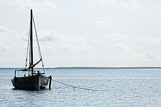 独桅三角帆船