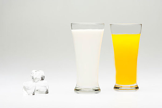 牛奶橙汁和冰块