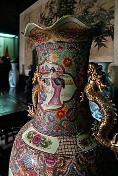 山西王家大院正厅花瓶