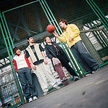 年轻人,站立,栅栏,一个,旋转,篮球
