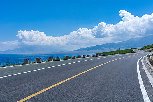 新疆赛里木湖公路风光
