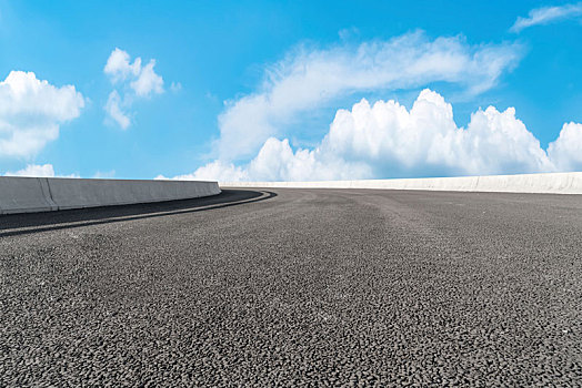 前景为空的道路地面和蓝天白云