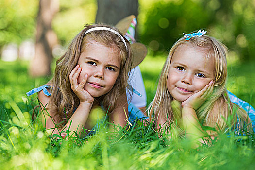 两个,小,可爱,女孩,草坪,公园