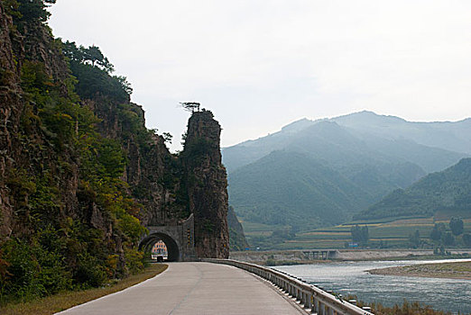 中朝边界鸭绿江对岸朝鲜风光