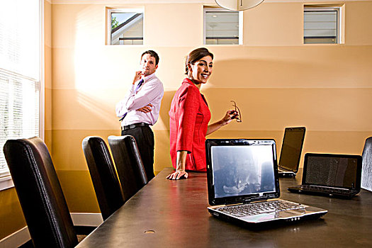 两个,商务人士,笔记本电脑,会议室