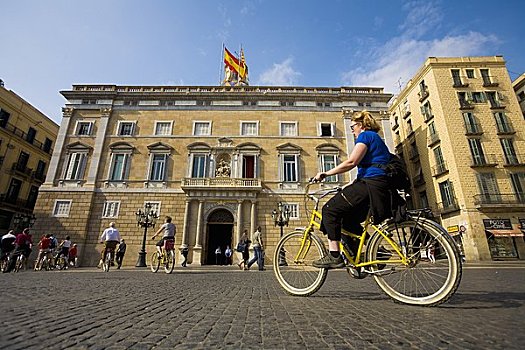 女人,骑,自行车,广场,巴塞罗那,西班牙