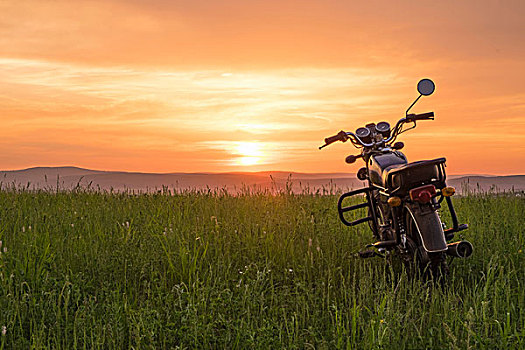 摩托车,停放,草地,日落,区域,俄罗斯