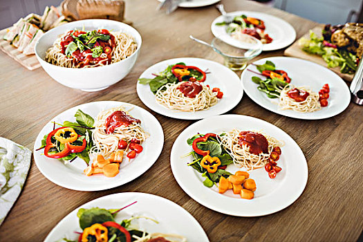 盘子,意大利面,沙拉,桌上,在家,厨房