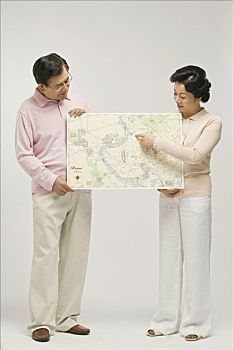 老年,夫妻,看,地图