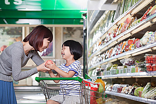 母女,拿着,苹果,购物,食品杂货,北京