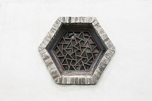 窗口商务人士老,木屋,俄罗斯阳台,现代建筑橱窗上的存钱罐打开,窗户