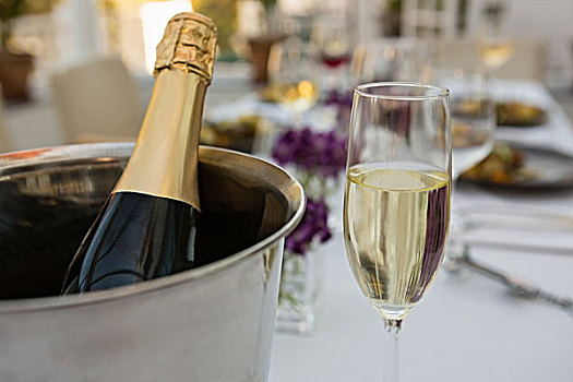 香槟酒瓶,桶,玻璃杯,桌上,餐馆,特写