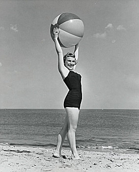 侧面,女青年,拿着,水皮球,海滩