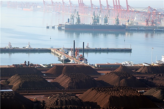 山东省日照市,铁矿石堆场运输生产繁忙,彰显中国港口经济活力