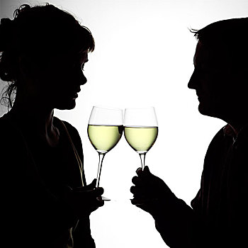 剪影,一对年轻夫妇肖像,享受,一杯白葡萄酒