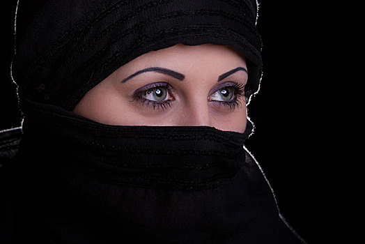 穆斯林女性的黑色罩袍图片