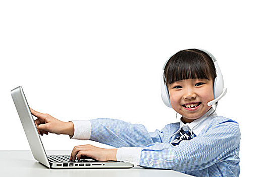小女孩使用笔记本电脑