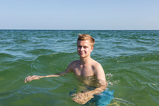 英俊,青少年,有趣,游泳,海洋
