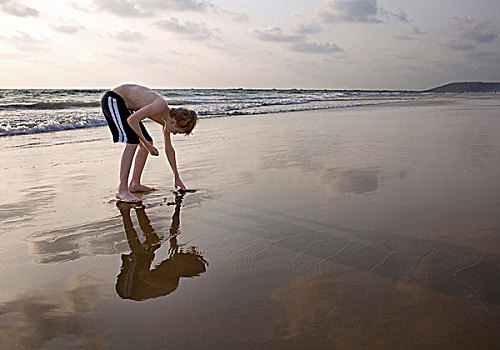 男孩,弯腰,接触,沙子,海滩