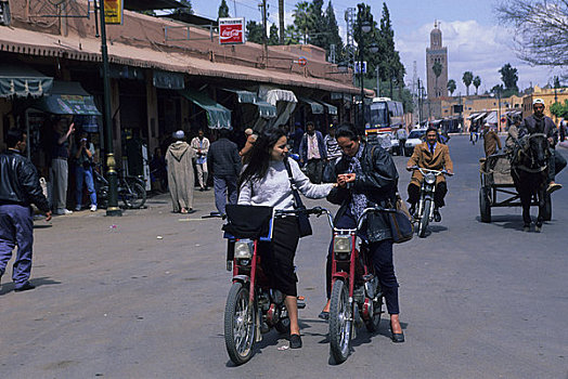摩洛哥,玛拉喀什,街景,女青年,小轮摩托车
