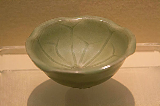 龙泉窑青瓷龟荷纹碗