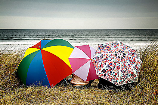 三个,孩子,坐,沙子,沙丘,看,室外,海洋,他们,相互,伞,上方,几乎,模糊