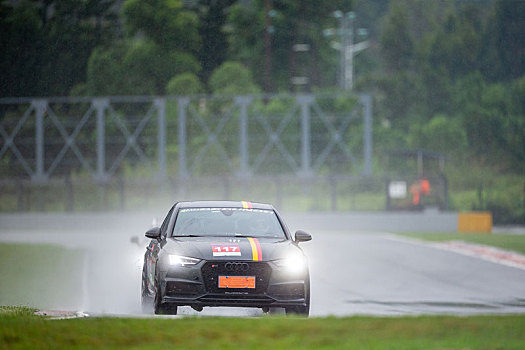 在雨中激烈对抗的赛车