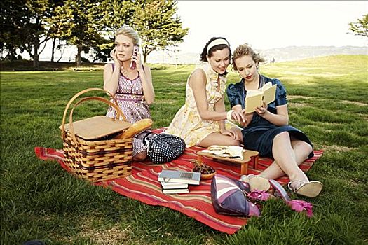 三个女人,年轻,野餐