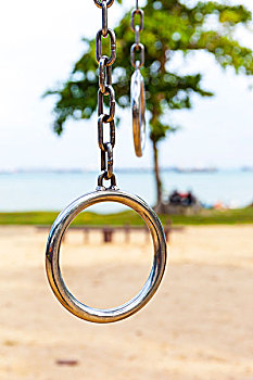 新加坡海滩上的吊环