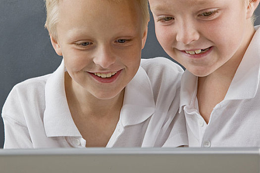 两个男孩,看,笔记本电脑,显示屏,微笑