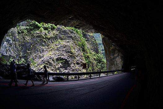 山中,隧道